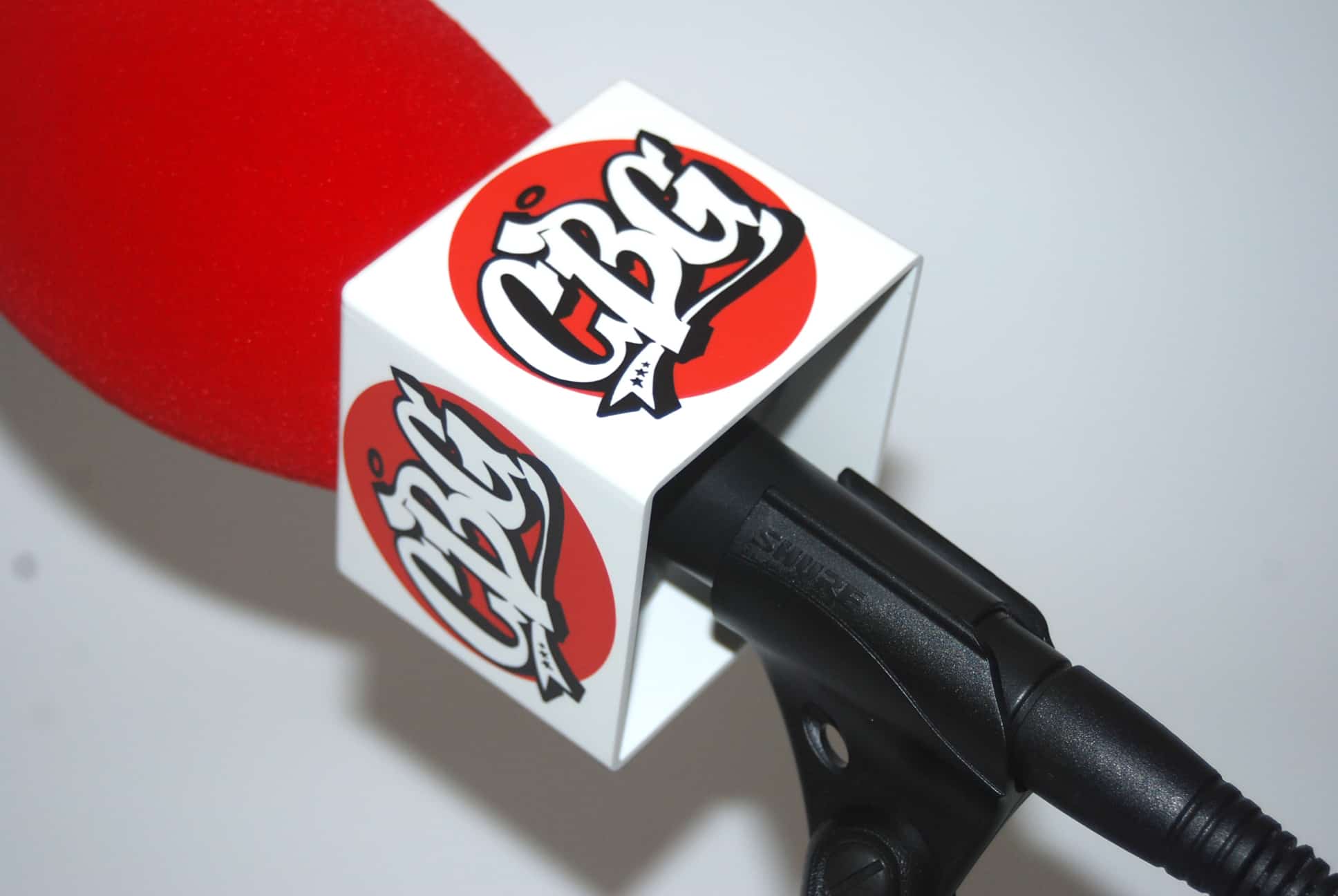 Cubo microfono con logo